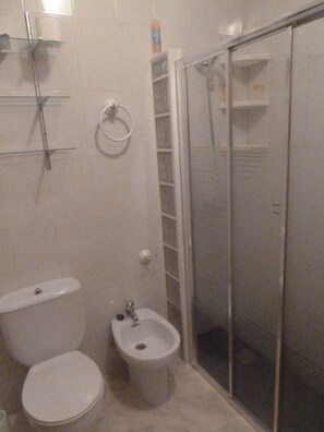 Badekar, hårføner, håndklær og såpe