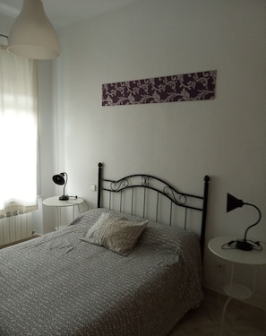 2 Schlafzimmer, Schreibtisch, Bügeleisen/Bügelbrett, Reisekinderbett