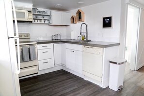 Fridge, microwave, oven, stovetop - Glacier Retreat! Modern, Clean Cowispell Flat: Walk to Downtown Kalispell (Kalispell)