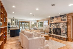 Televisión, chimenea y libros 