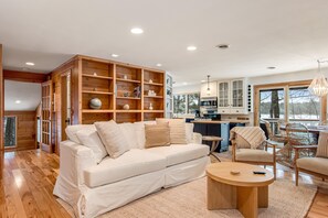 Televisión, chimenea y libros 