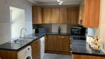 Geladeira, micro-ondas, fogão, cooktop