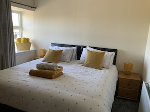 2 habitaciones, tabla de planchar con plancha y cuna de viaje