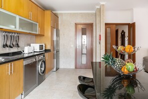 Réfrigérateur, four à micro-ondes, un four, surface de cuisson