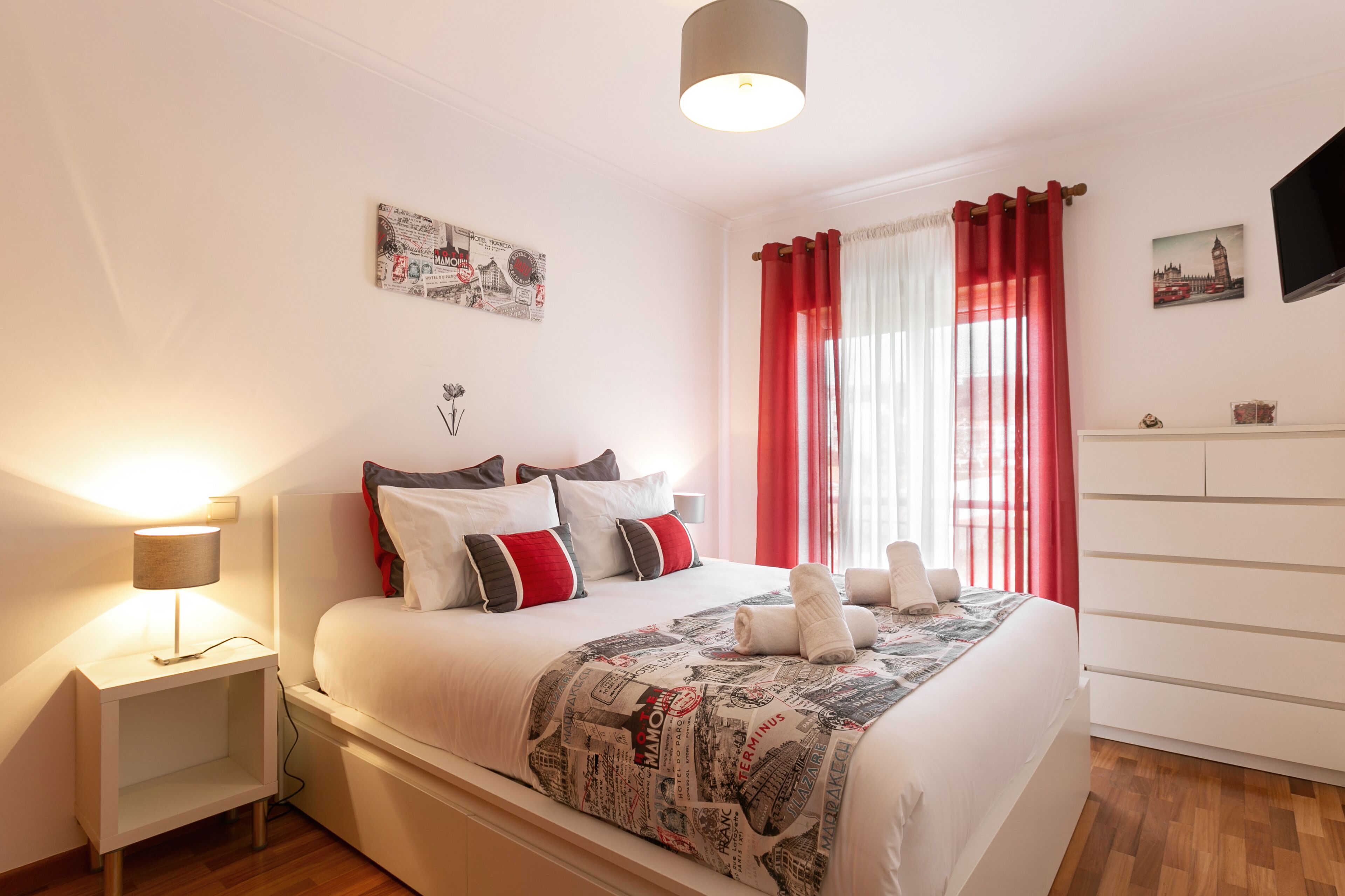 3 bedrooms, iron/ironing board, travel crib, internet