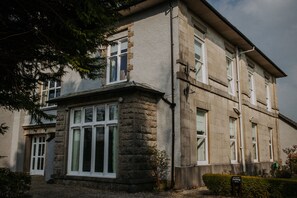 Exterior - The Pheasant Lodge - Spacious, luxury home with Garden Views & Log fire (Grange-over-Sands)