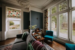 Smart-TV, Kamin, Bücher