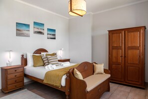 2 bedrooms, iron/ironing board, travel crib, internet