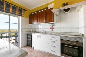 Fridge, microwave, oven, stovetop - Baleal Blue Ocean - 5min walking to the Beach (Peniche)