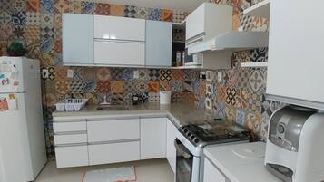 Apartemen | Dapur pribadi | Microwave, oven, blender, dan peralatan masak/sendok-piring