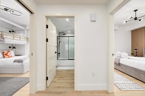 3 habitaciones, tabla de planchar con plancha y cuna de viaje 