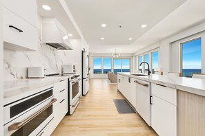 Frigorifero, microonde, forno, piano cottura