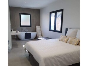 5 عدّة غرف نوم وواي فاي مجانًا وملاءات أسرّة