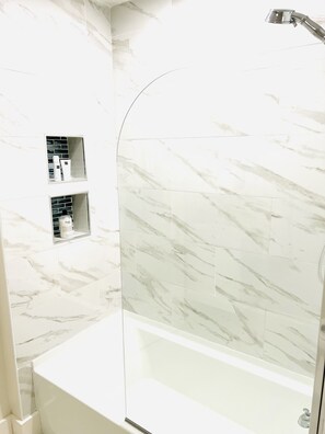 Ensemble baignoire-douche, séchoir à cheveux, serviettes fournies, savon