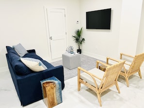 Een smart-tv en een open haard