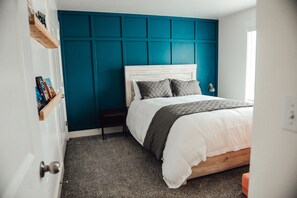 3 chambres, bureau, fer et planche à repasser, lit de bébé portatif