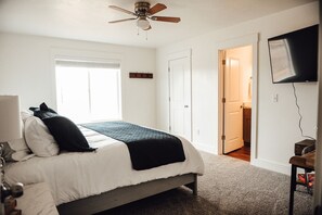 3 Schlafzimmer, Schreibtisch, Bügeleisen/Bügelbrett, Reisekinderbett