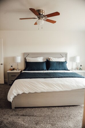 3 habitaciones, escritorio y tabla de planchar con plancha