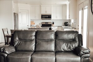 Smart TV, printers - Cheerful home in quiet neighborhood (Providence)