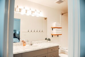 Duschwanne, Haartrockner, Handtücher, Seife