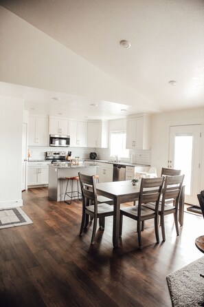 Dining - Cheerful home in quiet neighborhood (Providence)