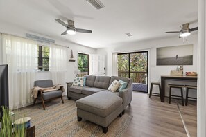 Smart TV, books - The Florida Keys Treehouse in Marathon, FL (Marathon)