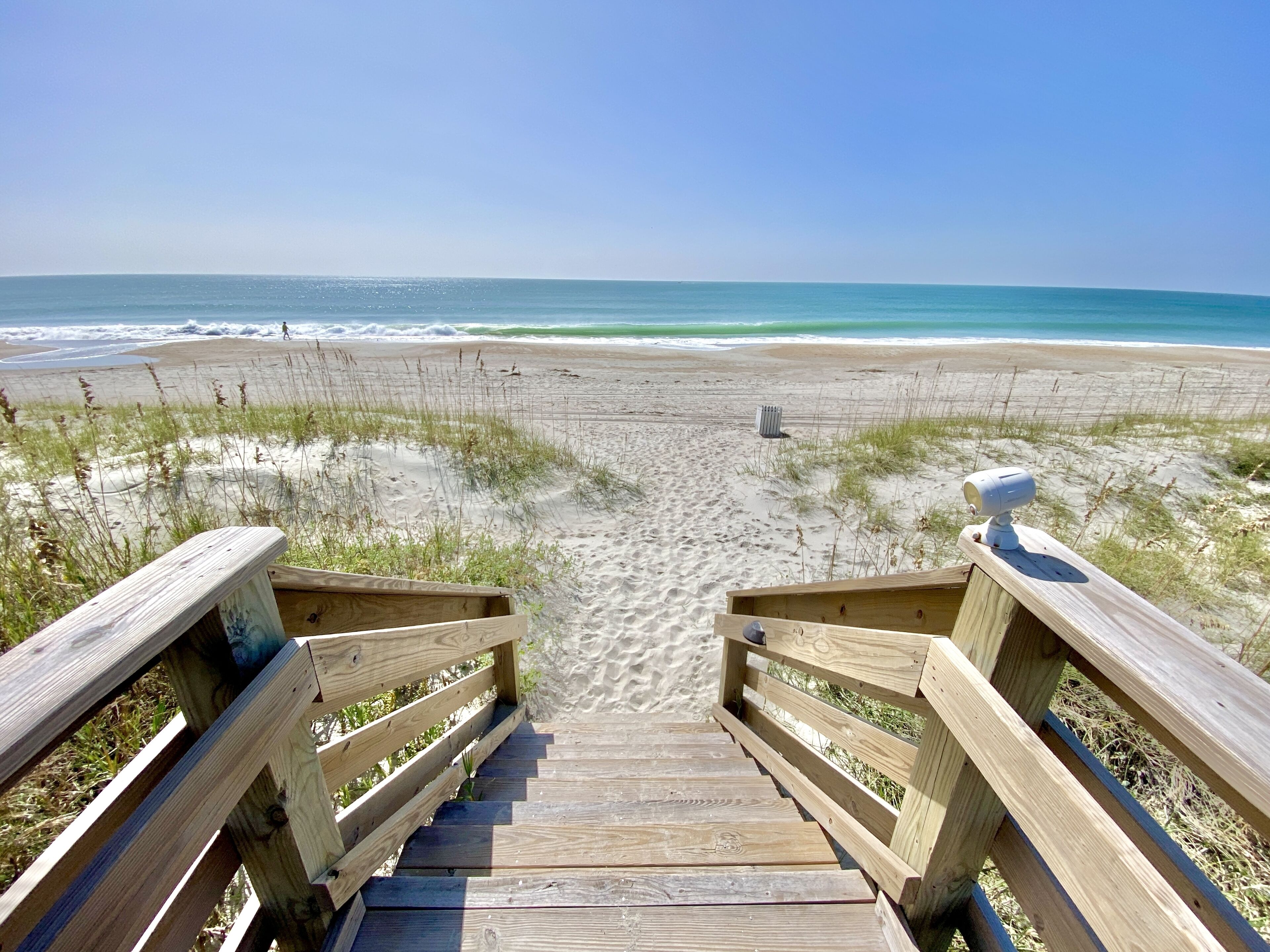 På stranden och solstolar