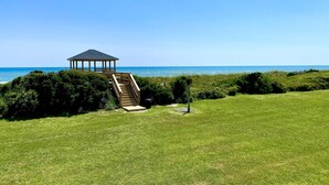 Un quiosco con una escalera que lleva a vistas de la playa.