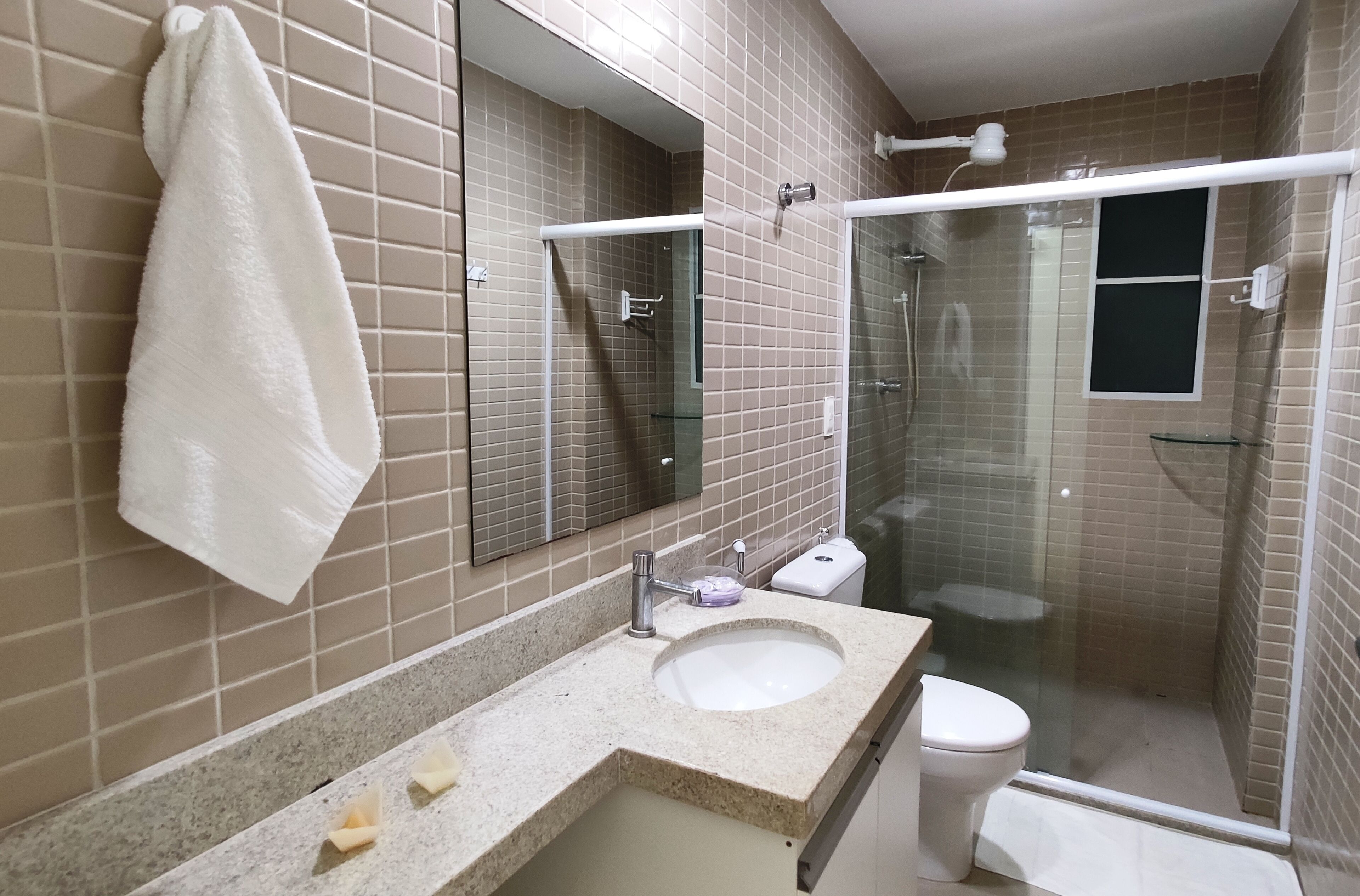 Apartamento | Baño | Ducha, cabezal de ducha tipo lluvia y toallas