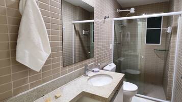 Apartamento | Baño | Ducha, cabezal de ducha tipo lluvia y toallas