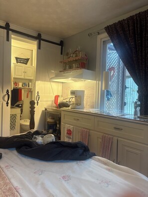 1 bedroom, iron/ironing board, WiFi - Central Worcester/Boston, Private Studio, Private Entrance (Millbury)