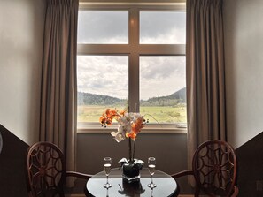 Individually decorated, individually furnished, blackout drapes - Woodstone Manor Inc. (Galiano)