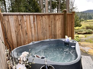 Luxury Queen Room with patio and hot tub (#105) | Individually decorated, individually furnished, blackout curtains - Woodstone Manor Inc. (Galiano)