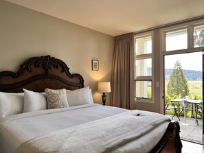 Decoración personalizada, muebles diferentes y cortinas blackout 