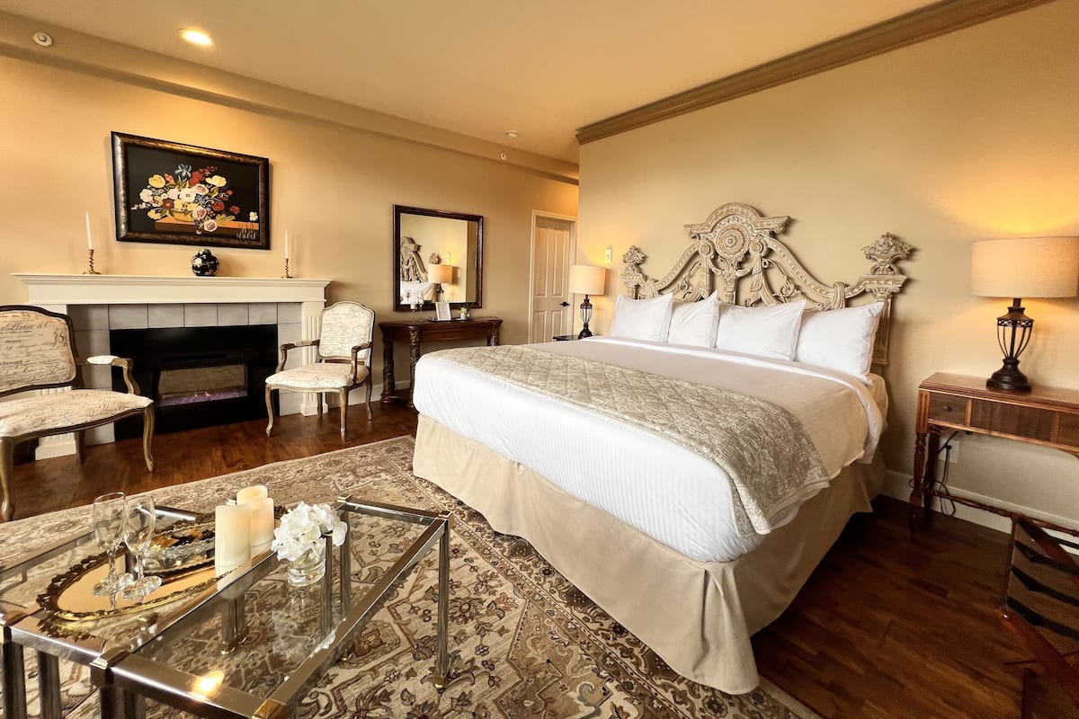 Honeymoon Room | Individually decorated, individually furnished, blackout drapes