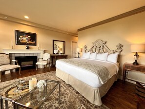 Decoración personalizada, muebles diferentes y cortinas blackout 