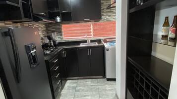 Cafetera o tetera, licuadora y utensilios de cocina