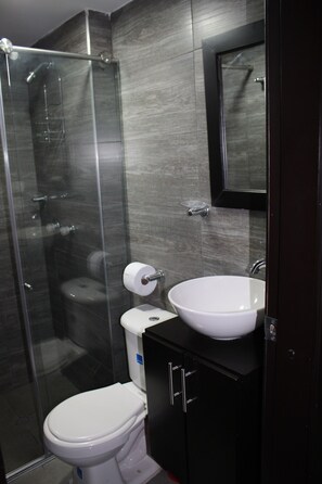 Haartrockner, Handtücher, Seife, Toilettenpapier