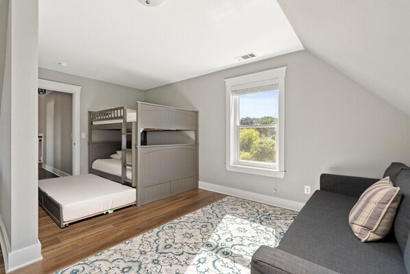 6 bedrooms, desk, iron/ironing board, free WiFi