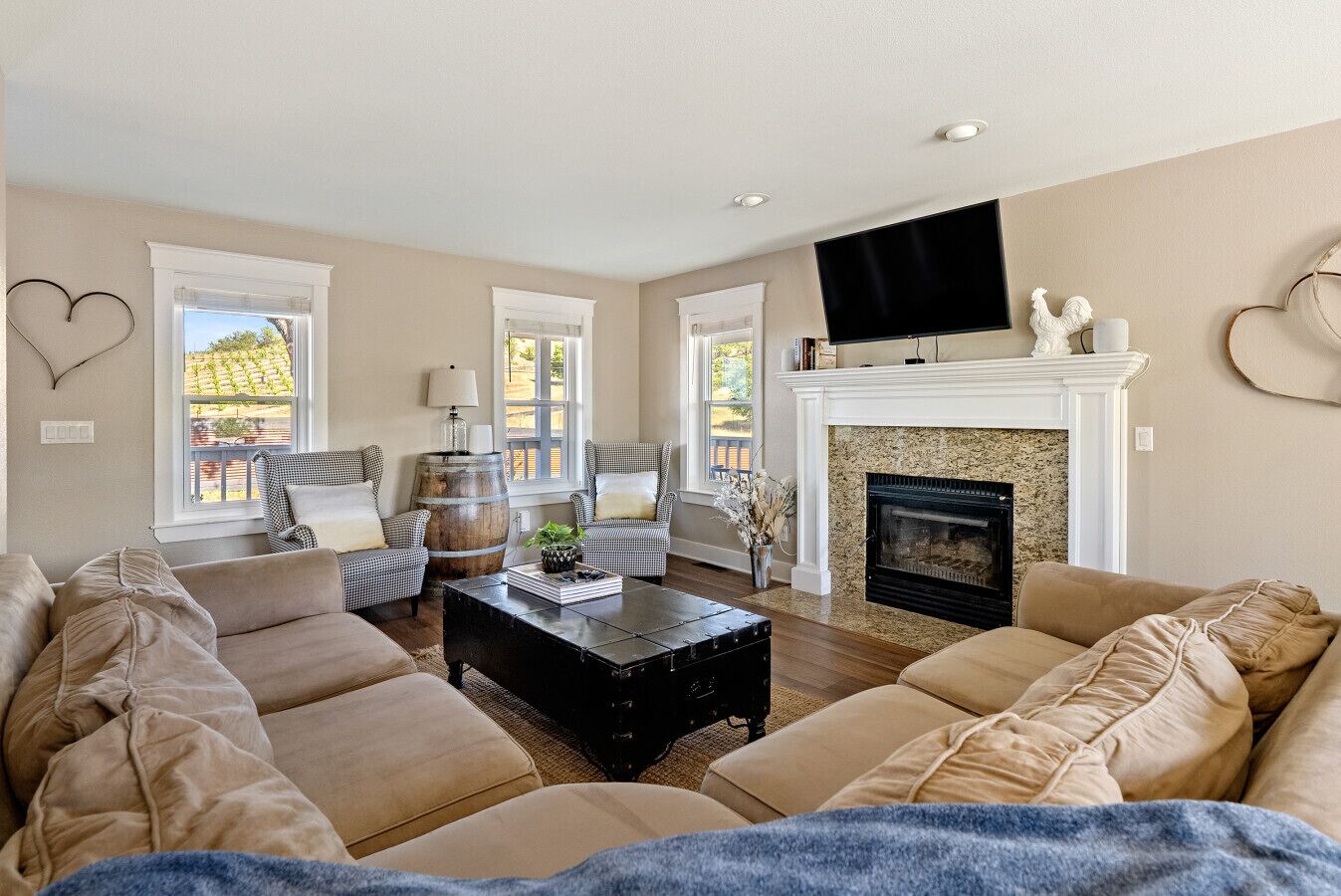 Smart-TV, TV-spill, bøker og stereoanlegg