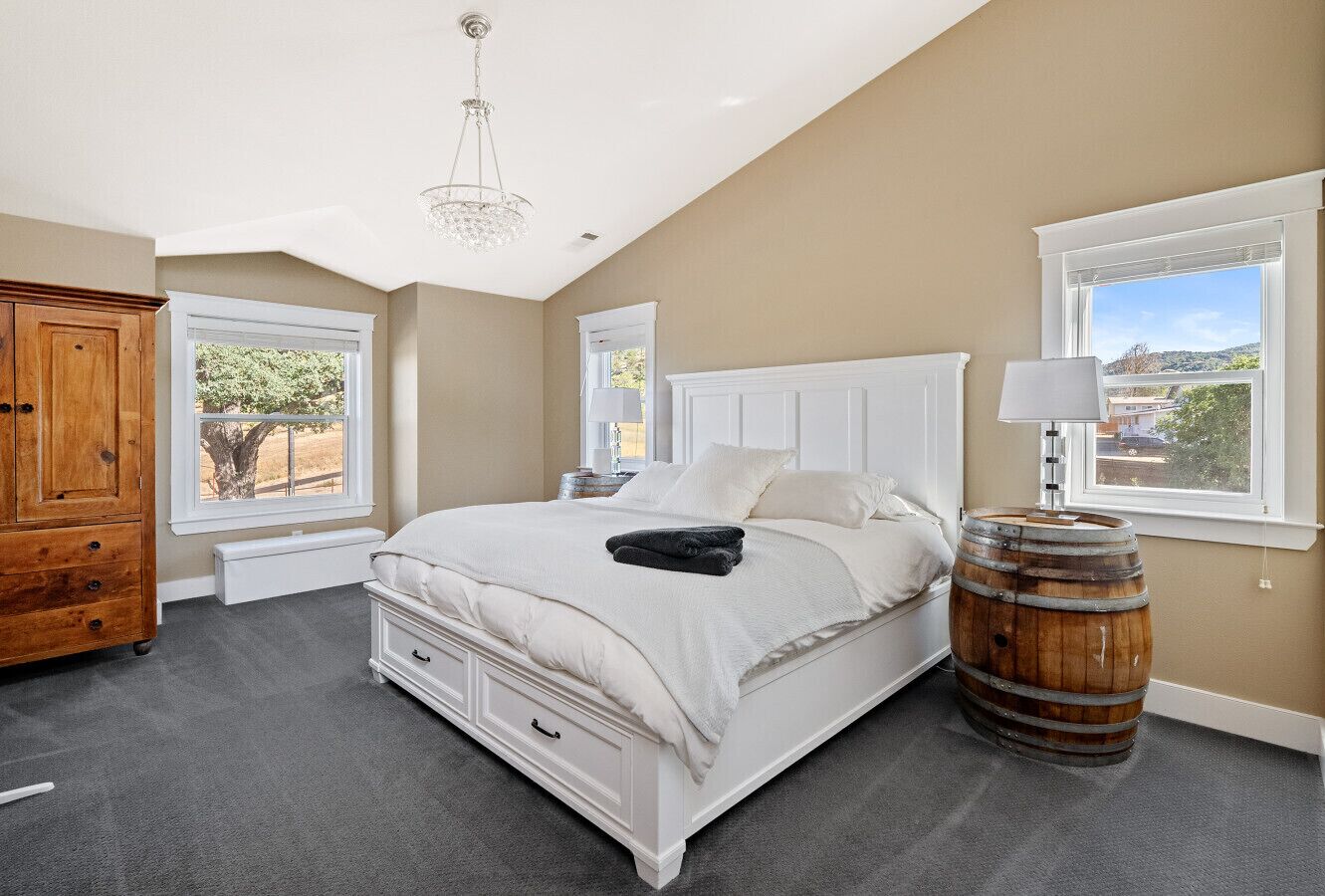 6 soverom, skrivebord, strykejern/-brett og reiseseng for barn