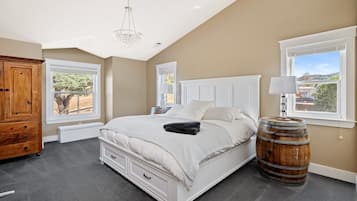 6 slaapkamers, een bureau, een strijkplank/strijkijzer, reisbedje