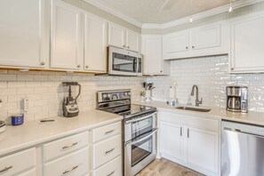 Réfrigérateur, micro-ondes, plaque de cuisson, lave-vaisselle