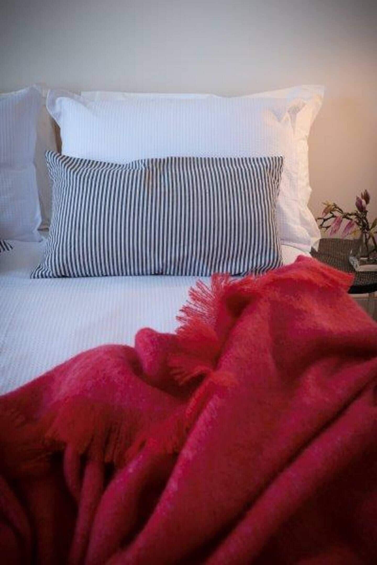 2 chambres, fer et planche à repasser, lit de bébé portatif