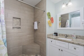 Combined shower/tub, towels