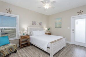 4 bedrooms, iron/ironing board, travel cot, free WiFi - "SeasTheDay" Beach House B -Pool, Elevator & Amazing Ocean View! (Gulf Shores)