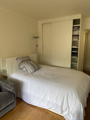 1 habitación, tabla de planchar con plancha, wifi gratis y ropa de cama