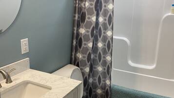Ensemble douche/baignoire, sĂšche-cheveux, serviettes fournies, savon