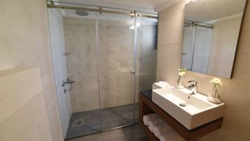 Family Room, 2 Bedrooms | Bathroom | Shower, towels