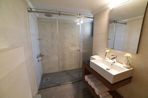 Family Room, 2 Bedrooms | Bathroom | Shower, towels - Via Verde hotel (Jdeideh)